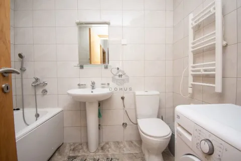 Potpuno opremljeno kupatilo sa kadom, umivaonikom, WC šoljom i veš mašinom. - image 5