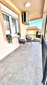 Natkriveni balkon sa garniturom za sjedenje i klima uređajem. - image 10