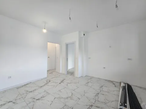 Prazna prostorija sa bijelim zidovima i mermernim podom. - image 8