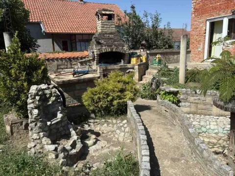 Uređeno dvorište sa kamenim roštiljem, stazama i pratećim elementima. - image 4