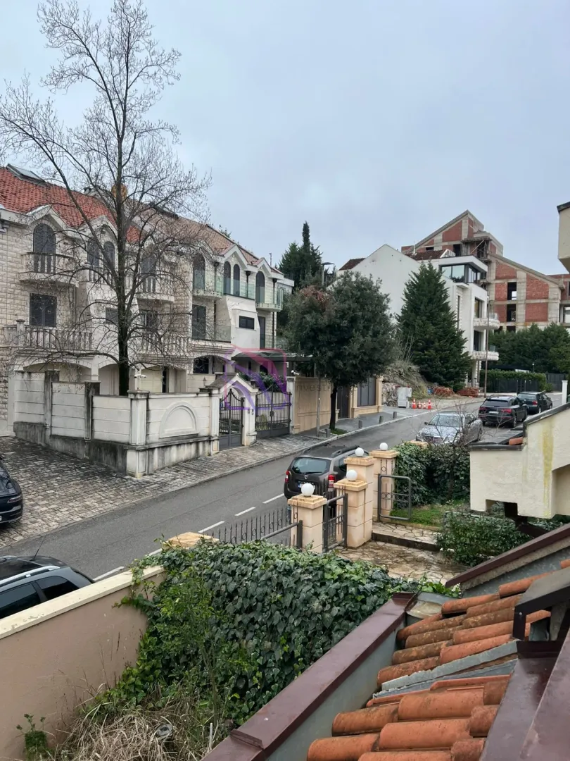 Pogled sa terase na ulicu i okolne zgrade.