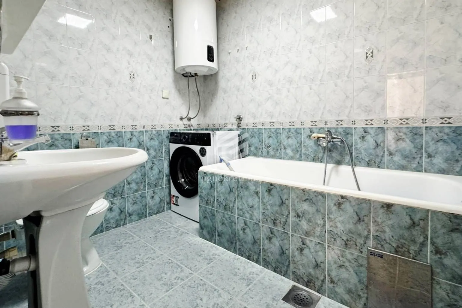 Izdavanje, dvosoban stan, 75m², Pobrežje, Podgorica