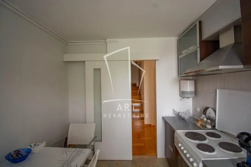 Prodaja, stan, 226m², Voždovac Sve Podlokacije, Beograd