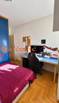 Dečja soba sa krevetom, radnim stolom i plakarom. - image 5