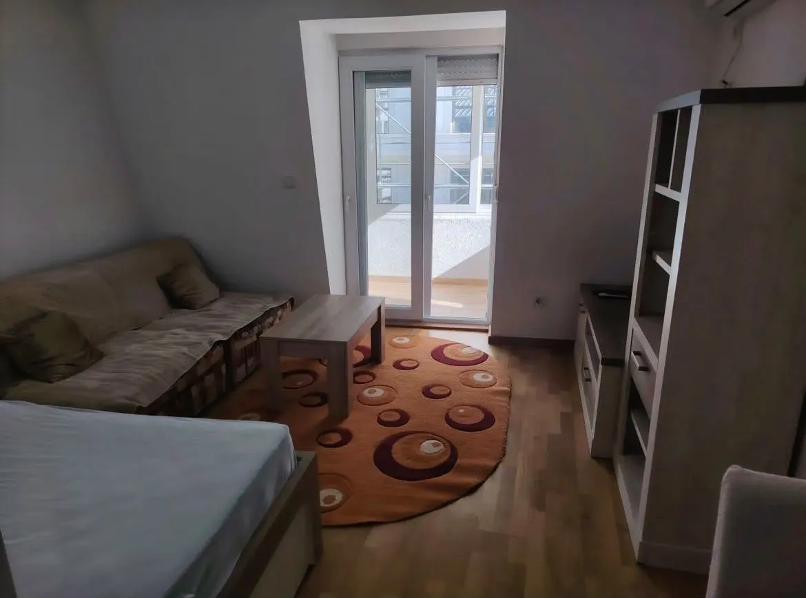 Living room with seating furniture, a coffee table, and access to the terrace.