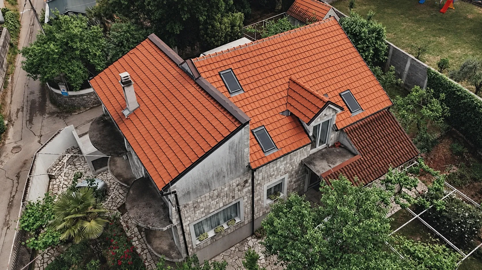 Pogled iz vazduha na kuću sa dvoriijem i krovom od crijepa.
