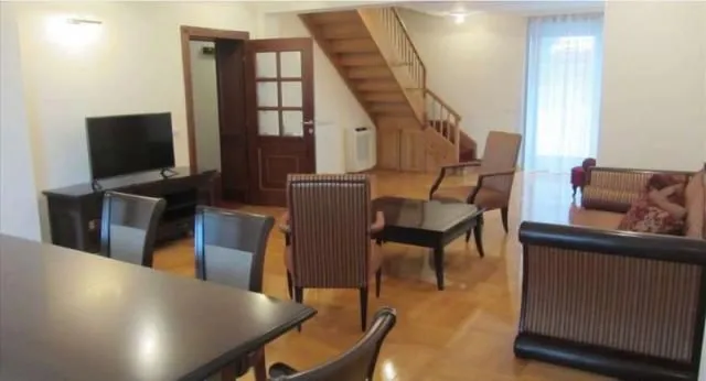 Izdavanje, poslovni prostor, 300m², Savski Venac, Beograd