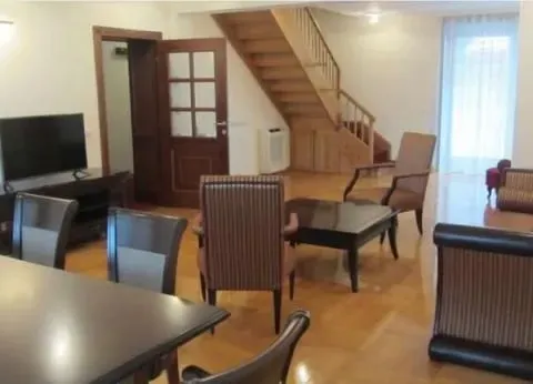 Izdavanje, poslovni prostor, 300m², Savski Venac, Beograd