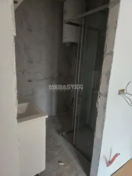 Kupatilo u fazi renoviranja sa tuš kabinom, umivaonikom i bojlerom. - image 4
