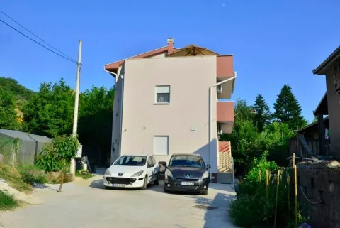 Spoljašnji izgled višespratne stambene zgrade sa dvorištem i parkiranim automobilima. - image 13