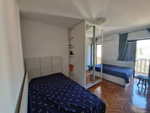 Spavaća soba sa dva kreveta i ugradnim plakarom sa ogledalima. - image 5