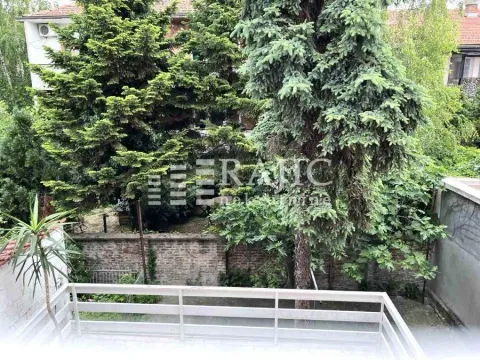 Pogled sa terase na uređeno dvorište i zelenilo. - image 13