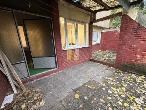 Popločano dvorište sa nadstrešnicom i ulazom u nekretninu. - image 4