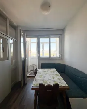 Trpezarija sa garniturom za sjedenje i izlazom na zatvorenu terasu. - image 6