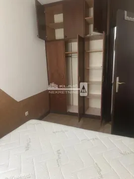 Manja spavaća soba sa krevetom i ugradnim ormarom. - image 17
