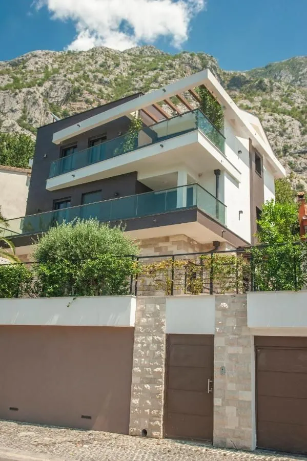 Prodaja, kuća, 210m², Dobrota, Kotor