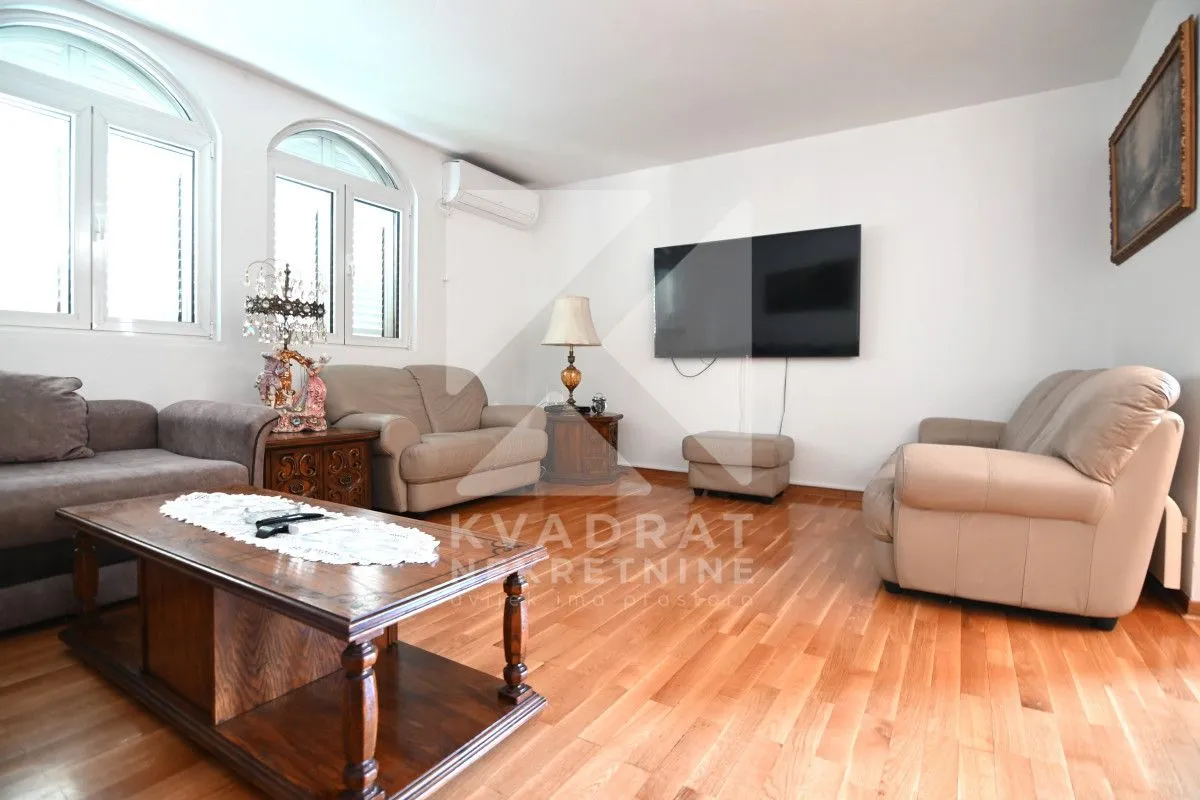 Rent, house, 400m², Zlatica, Podgorica