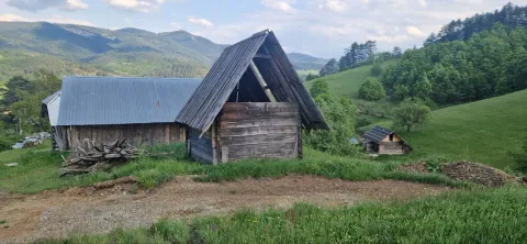 Tradicionalne drvene kolibe na prostranom planinskom imanju. - image 6