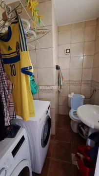 Kupatilo opremljeno toaletom, umivaonikom i veš mašinama. - image 18