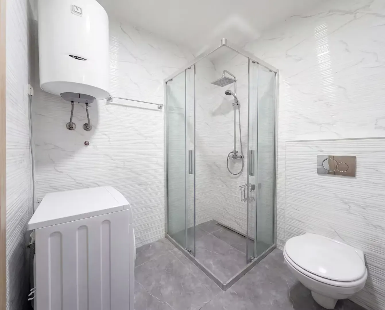Moderne kupatilo sa tuš kabinom, wc šoljom, bojlerom i veš mašinom.