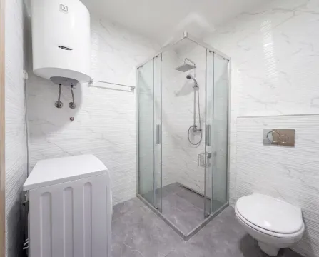Moderne kupatilo sa tuš kabinom, wc šoljom, bojlerom i veš mašinom. - image 8