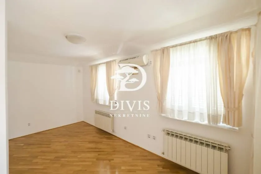 Izdavanje, kuća, 270m², Voždovac Sve Podlokacije, Beograd
