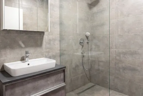 Moderno kupatilo sa tuš kabinom i lavaboom sa ormarićem. - image 15