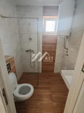 Moderno kupatilo sa tuš kabinom, WC šoljom i bojlerom. - image 5
