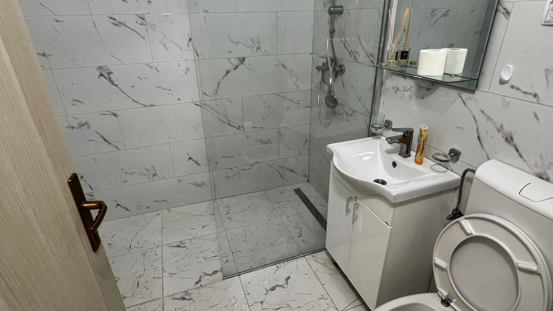 Izdavanje, dvosoban stan, 75m², Centar, Bar