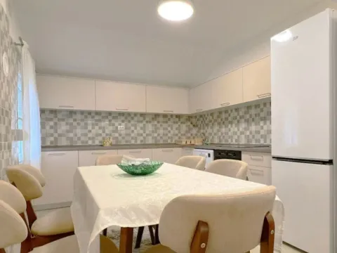 Izdavanje, kuća, 320m², Zlatica, Podgorica - image 8