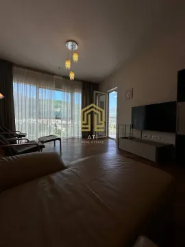 Prostrana dnevna soba sa garniturom, TV-om i izlazom na terasu sa pogledom. - image 6