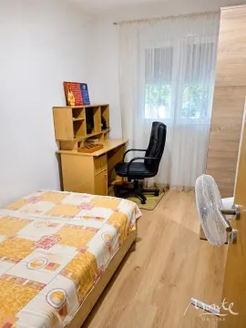 Manja spavaća soba sa krevetom, radnim stolom i plakarom. - image 13