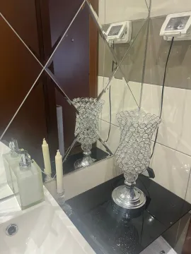 Detalj iz kupatila sa umivaonikom, ogledalom i ukrasnim svijećnjakom. - image 5