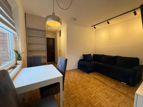 Dnevni boravak sa trpezarijskim stolom i garniturom. - image 5