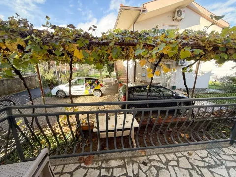 Izdavanje, kuća, 200m², Tološi, Podgorica - image 12