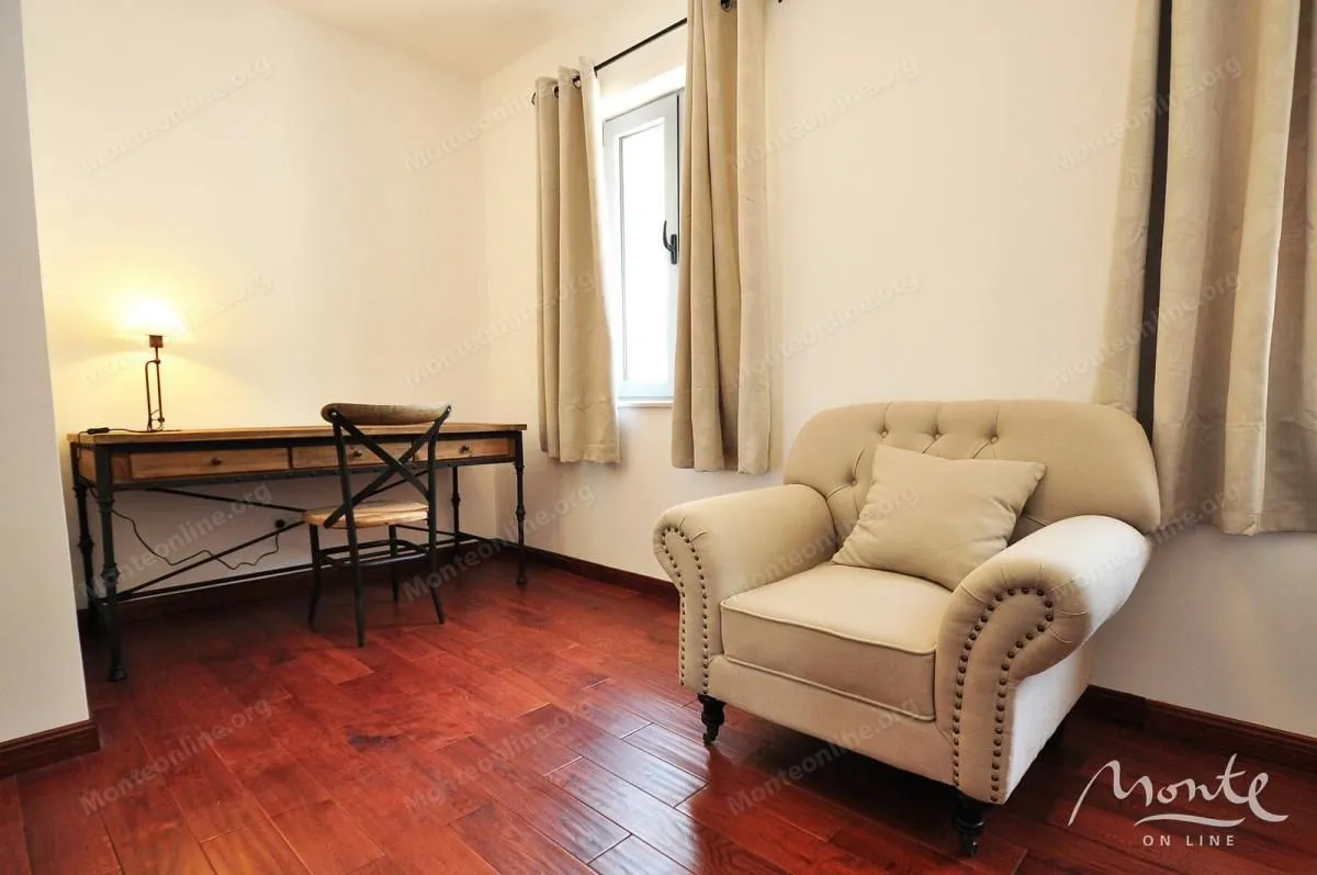 Sale, office space, 570m², Risan, Kotor