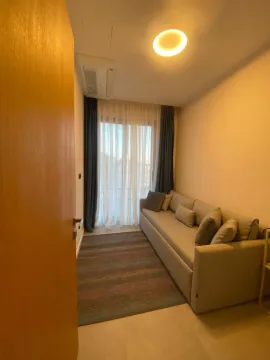 Dnevna soba sa garniturom i prozorom sa bijelim i tamnim zavjesama. - image 7