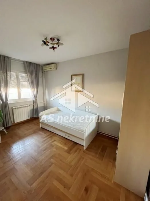 Izdavanje, četvorosoban stan, 120m², Voždovac Sve Podlokacije, Beograd
