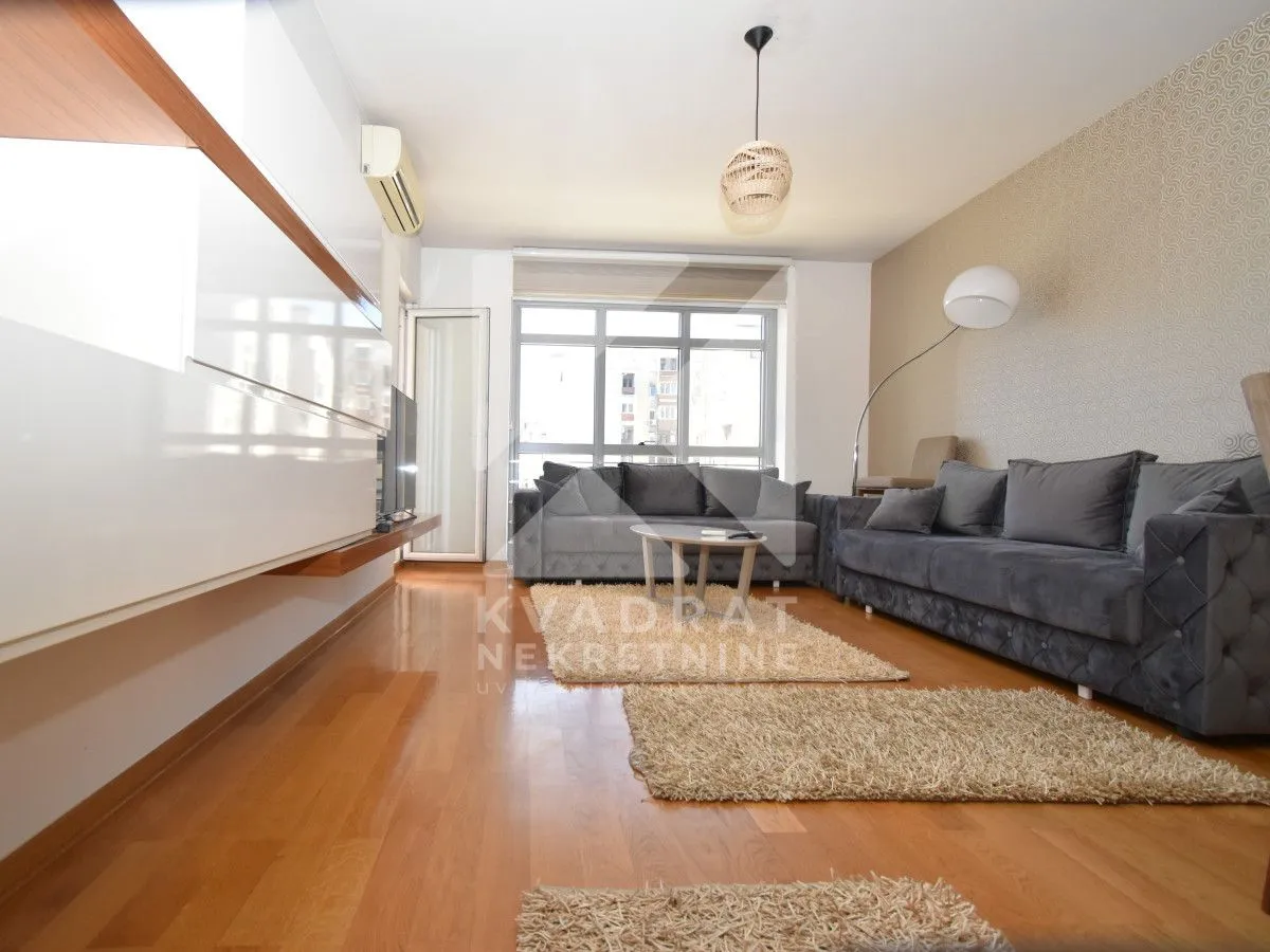 Izdavanje, trosoban stan, 100m², Blok 6, Podgorica