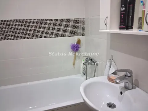 Pogled na kupatilo sa kadom i umivaonikom. - image 14