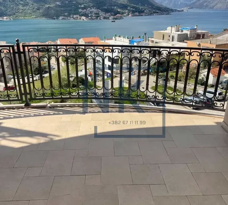 Prodaja, dvosoban stan, 106m², Dobrota, Kotor