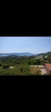 Pogled na okolinu i more iz daljine sa dijelom kuće u kadru. - image 2