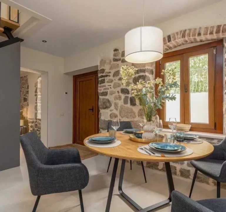 Izdavanje, kuća, 110m², Škaljari, Kotor