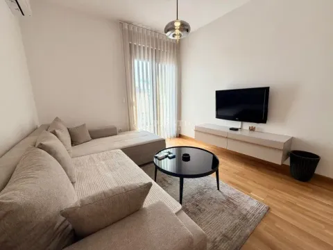 Dnevna soba sa ugaonom garniturom, stočićem i televizorom. - image 2
