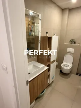 Moderno opremljeno kupatilo sa umivaonikom, tuš kabinom i wc šoljom. - image 4