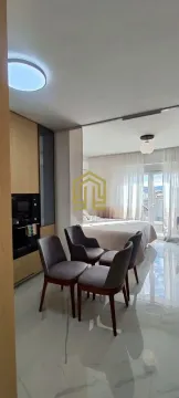 Dnevni boravak sa trpezarijskim stolom i stolicama, povezan sa spavaćom sobom. - image 3