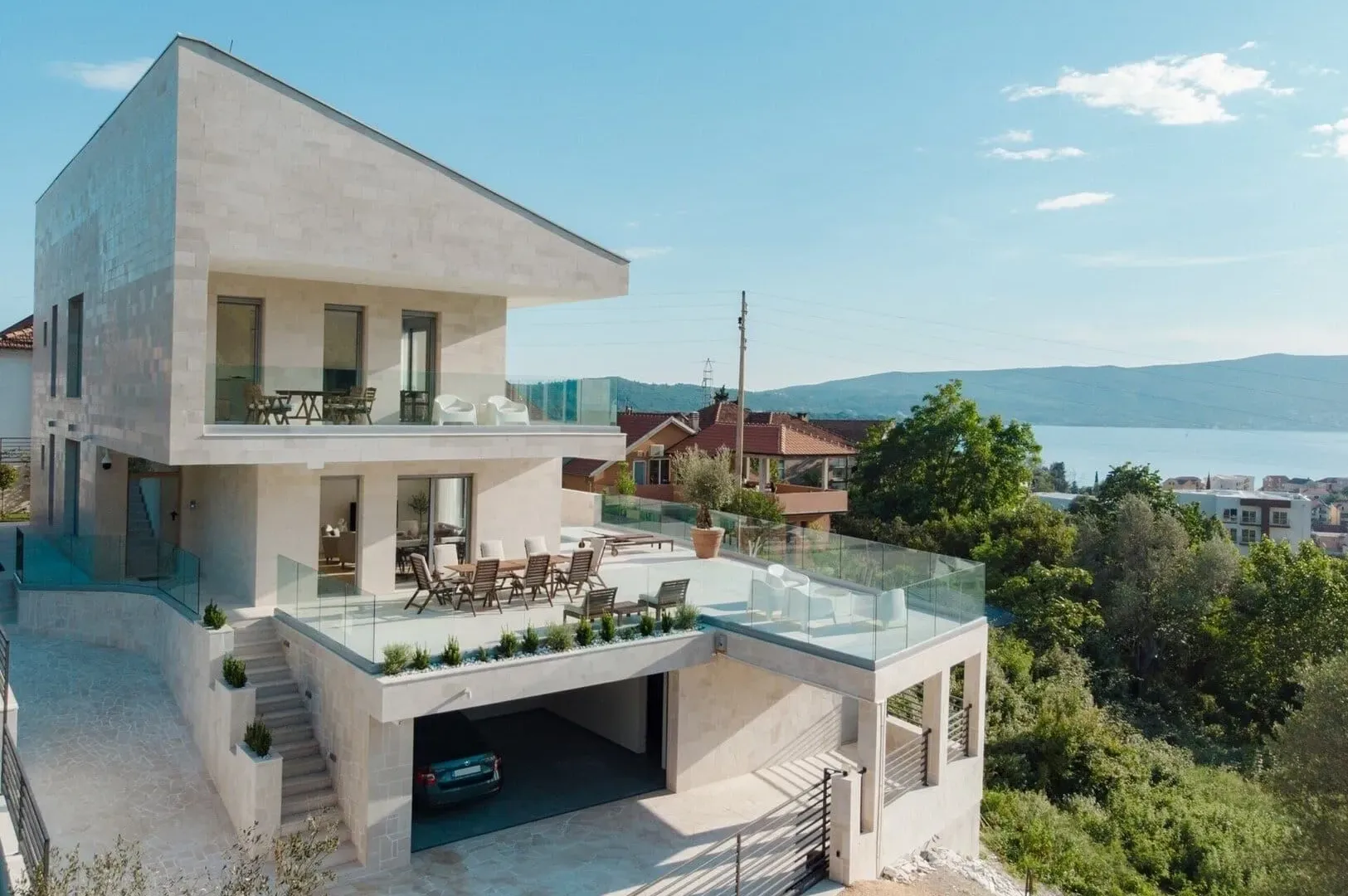 Izdavanje, četvorosoban stan, 273m², Marići, Tivat