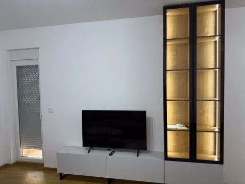 Dnevna soba sa modernom TV komodom, televizorom i osvijetljenom vitrinom. - image 3