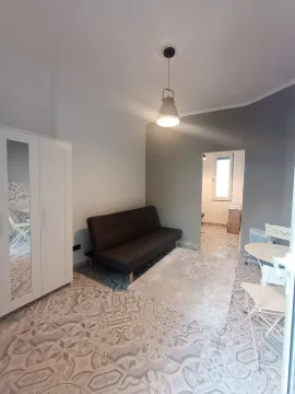 Dnevni boravak sa kaučem, belim ormanom i trpezarijskim stolom. - image 4