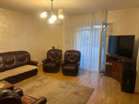 Dnevna soba sa garniturom za sjedenje, televizorom i izlazom na terasu. - image 2